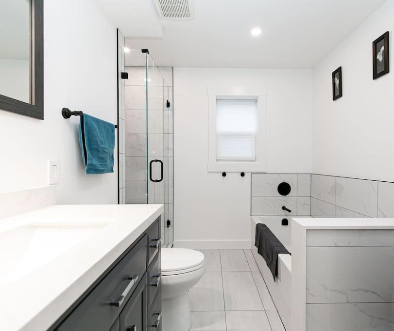 Lovely 1 Bedroom Suite Near Town Victoria Exteriör bild